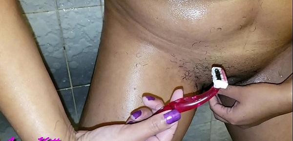 Descubrí a mi hermana en el baño masturbándose y depilándose su panocha peluda y le ayudé con el ano